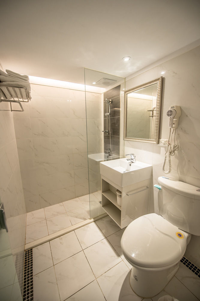 Golden Stone Hotel Каосюн Екстериор снимка